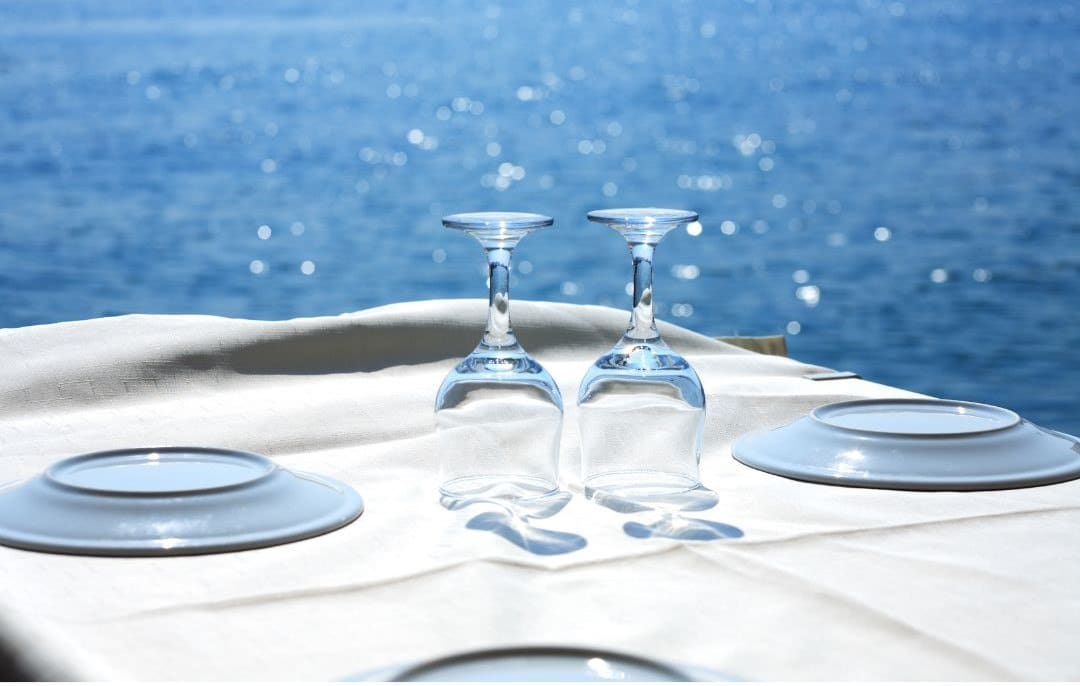 Un tavolo apparecchiato che si affaccia sul mare. Un'idea di dove mangiare a Gaeta.