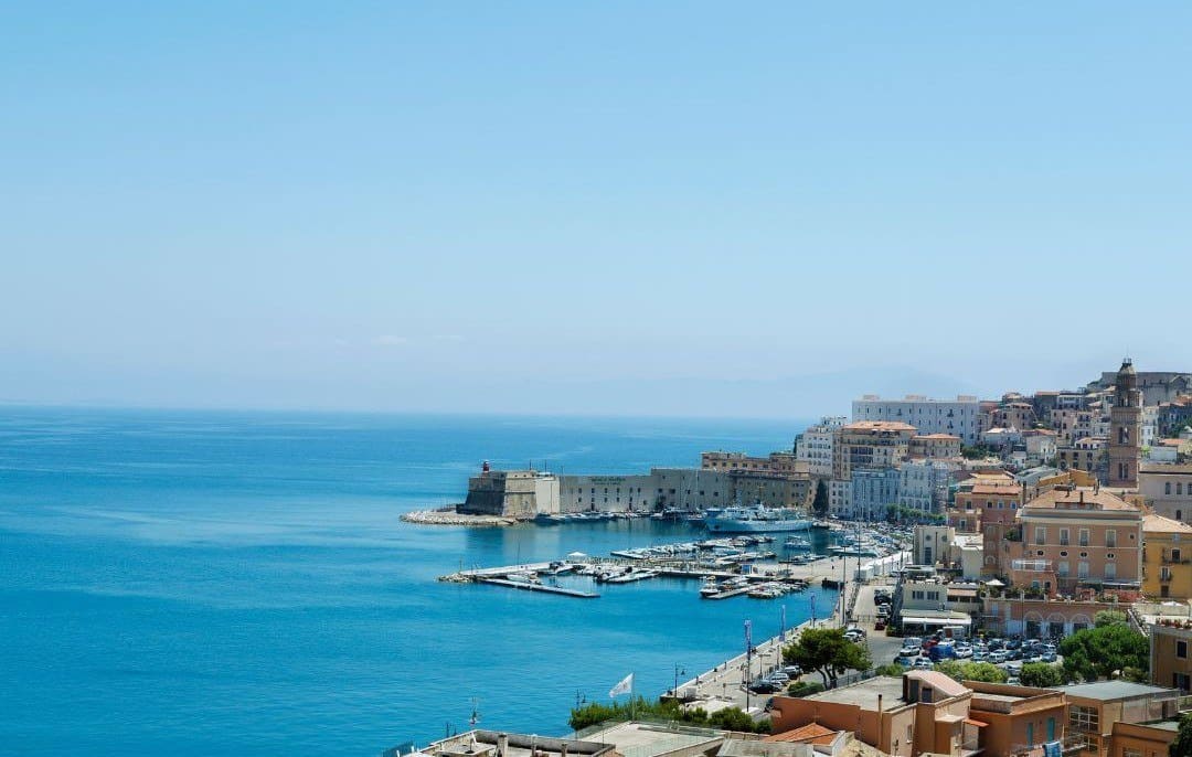 La città di Gaeta che si affaccia al Golfo di Gaeta