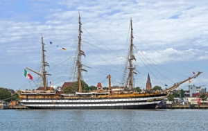 L'Amerigo Vespucci ormeggiata al porto.