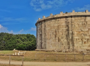 La foto del mausoleo di Lucio Munazio Planco.