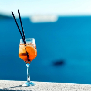 Un cocktail vista mare. Un esempio perfetto di aperitivo a Formia.